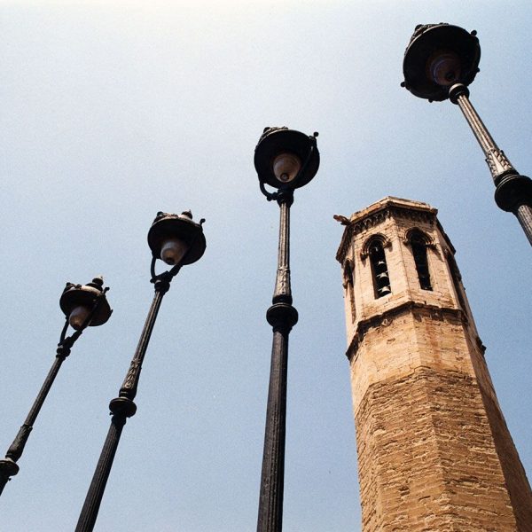 Lleida.- Església de Sant Llorenç, S. XII d'estils romànic i gòtic. Campanar gòtic del S. XV de planta octogonal amb un finestral per banda (5/2000)