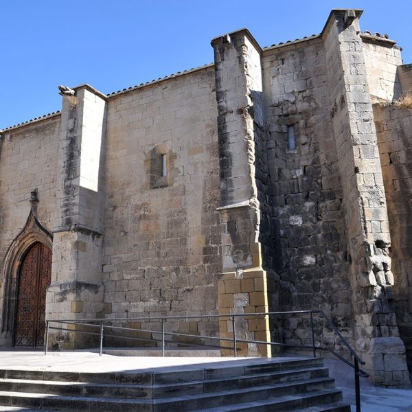 Lleida.- Església de Sant Llorenç, S. XII d'estils romànic i gòtic de tres absis el central romànic semicircular i els laterals poligonals del S. XIV (9/1992)