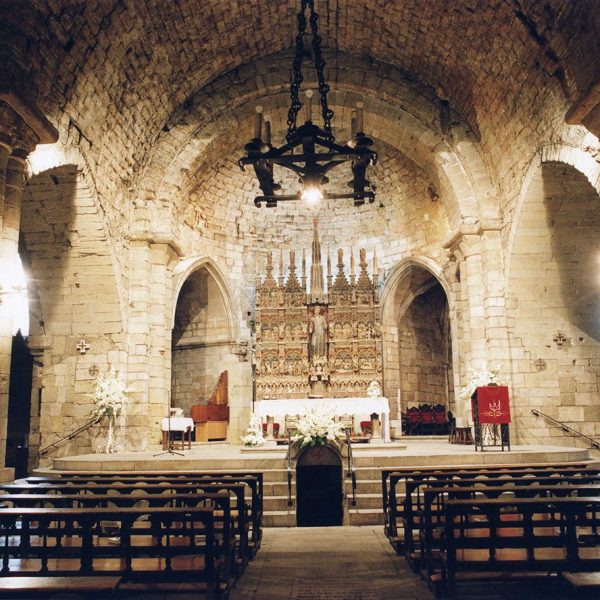 Lleida.- Església de Sant Llorenç, S. XII d'estils romànic i gòtic de quatre naus. La central romànica, dues afegides en el segles XIV i la quarta en el XV (5/2000)