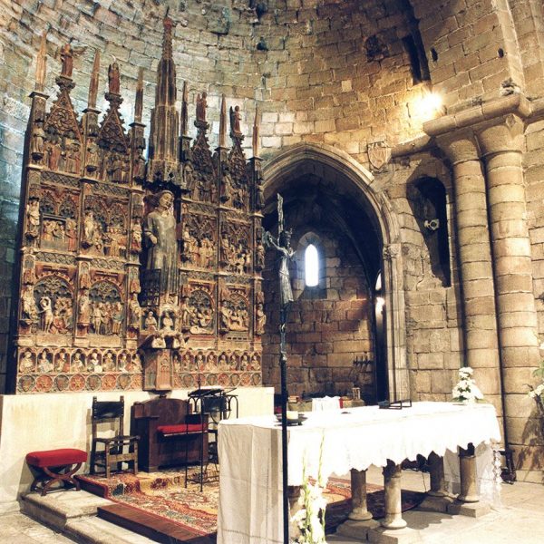 Lleida.- Església de Sant Llorenç, S. XII. Presbiteri amb un retaule de pedra policromada del S. XIV amb escenes de la vida de Sant Llorenç (5/2000)