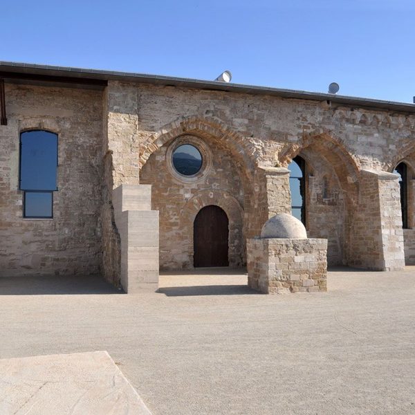 Lleida.- Castell del Rei. Galeria meridional o sala noble del S. XIII una vegada restaurada que acull el "Centre d'Interpretació de la Suda" (7/2011)