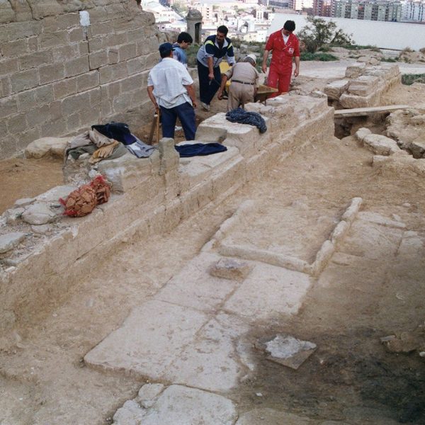 Lleida.- Castell del Rei. Excavacions arqueològiques a l'explanada de la galeria meridional (10/1992)