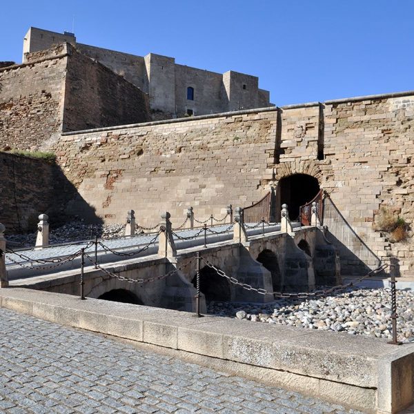 Lleida.- Castell del Rei amb un conjunt de fortificacions dels S. XIII a XIX. Porta d'entrada de la muralla a través d'un pont que salva el fossat (7/2011)