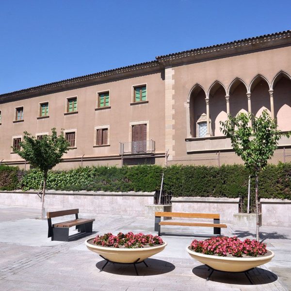 Lleida.- Palau Episcopal d'estil historicisme del 1950 amb dues torrasses laterals que tenen oberta una galeria d'arcs apuntats i finestrals triforats als cantons (7/2011)