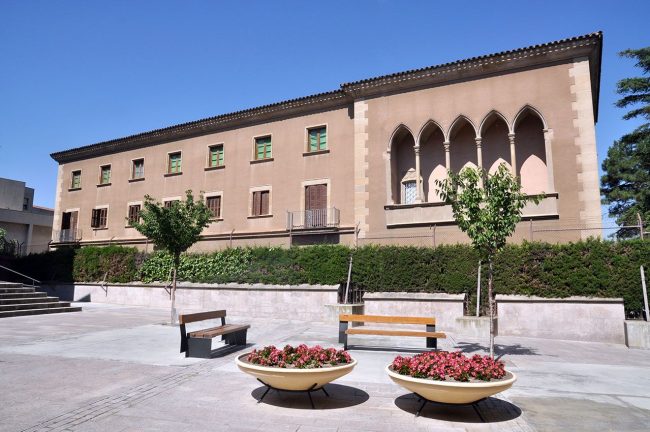 Lleida.- Palau Episcopal d'estil historicisme del 1950 amb dues torrasses laterals que tenen oberta una galeria d'arcs apuntats i finestrals triforats als cantons (7/2011)