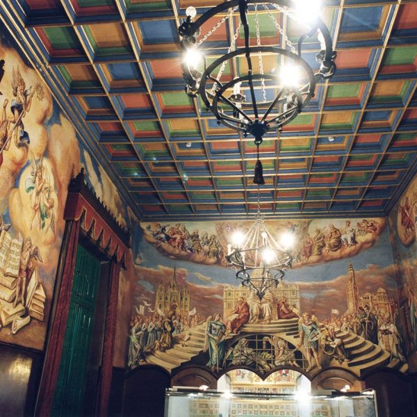 Lleida.- Palau Episcopal. Sala noble del primer pis amb un sostre de cassetons ricament colorits i amb pintures murals de l'any 1953 de Juan Antonio Escartín (4/2000)
