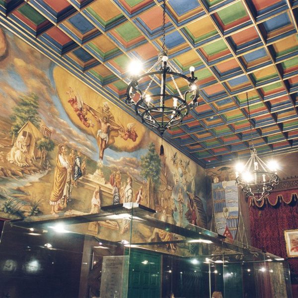 Lleida.- Palau Episcopal. Sala noble del primer pis amb un sostre de cassetons ricament colorits i amb pintures murals de l'any 1953 de Juan Antonio Escartín (4/2000)