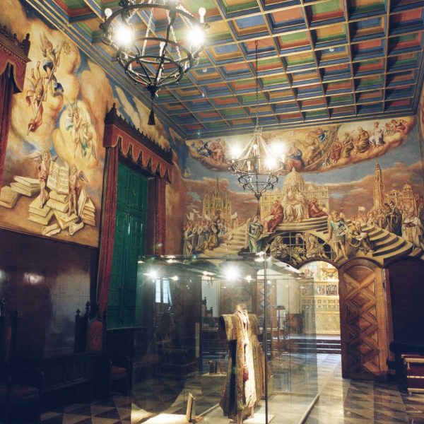 Lleida.- Palau Episcopal. Sala noble del primer pis amb un sostre de cassetons ricament colorits i amb pintures murals de l'any 1953 de Juan Antonio Escartín (4/2000)