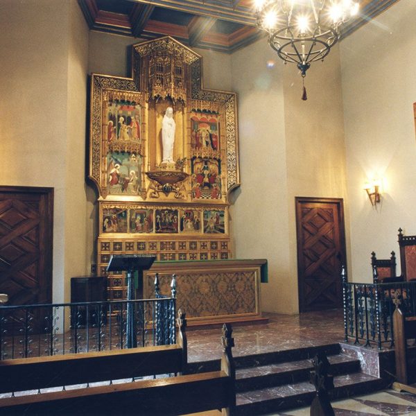 Lleida.- Palau Episcopal. Capella amb la coberta plana de cassetons colorits i retaule amb escenes de la vida de la Mare de Déu i de Jesús (4/2000)