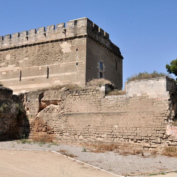 Lleida.- Castell de Gardeny, romànic del S. XIII construït pels templers format per la torre i l'església protegits per una muralla dels S. XVII/XVIII (5/2010)