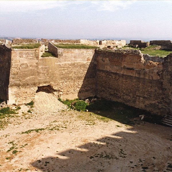 Lleida.- Castell de Gardeny, romànic del S. XIII construït pels templers. Estat del fortí militar dels S. XVII/XVIII en una fotografia del 1992