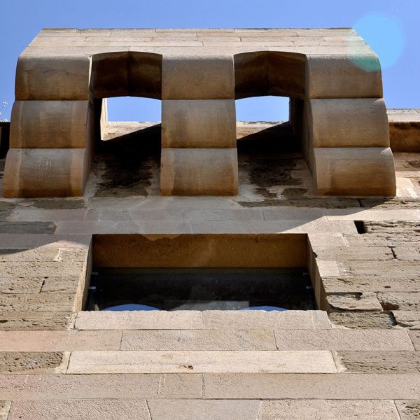 Lleida.- Castell de Gardeny, romànic del S. XIII construït pels templers. Matacà que defensava alguna porta que ara es veu modernitzada i tapiada (5/2010)