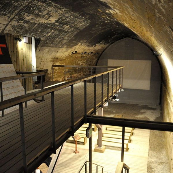 Lleida.- Castell de Gardeny, romànic del S. XIII construït pels templers. Antic celler adaptat com sala audiovisual (5/2010)