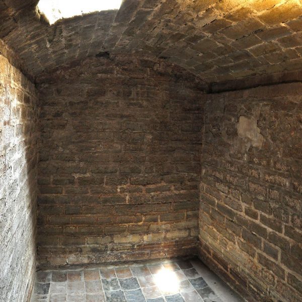 Lleida.- Castell de Gardeny, romànic del S. XIII. Cisterna coberta amb volta rebaixada (5/2010)