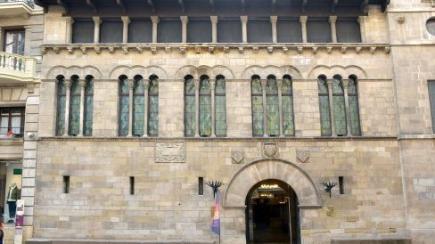 Lleida.- Casa de la Vila, S. XIII/XIX d'estils romànic/neoclàssic amb la façana neoclàssica del 1927 a la que se li va obrir la porta i afegir l'últim pis (9/2020)