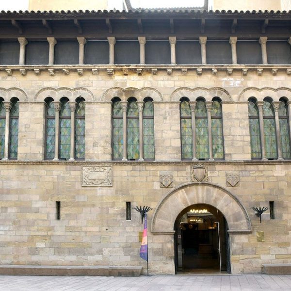 Lleida.- Casa de la Vila, S. XIII/XIX d'estils romànic/neoclàssic amb la façana neoclàssica del 1927 a la que se li va obrir la porta i afegir l'últim pis (9/2020)