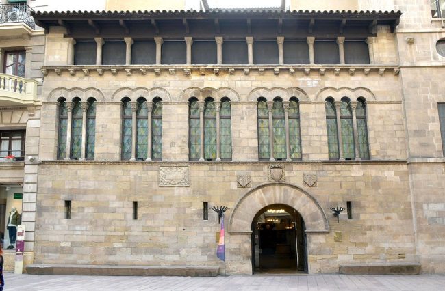 Lleida.- Casa de la Vila, S. XIII/XIX d'estils romànic/neoclàssic amb la façana neoclàssica del 1927 a la que se li va obrir la porta i afegir l'últim pis (9/2020)