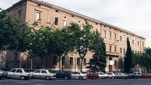 Lleida.- Biblioteca pública, edifici de l'antiga maternitat del S. XIX d'estil eclèctic de composició simètrica amb balconada central i diversos esgrafiats al primer pis (5/1996)