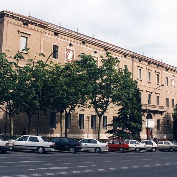 Lleida.- Biblioteca pública, edifici de l'antiga maternitat del S. XIX d'estil eclèctic de composició simètrica amb balconada central i diversos esgrafiats al primer pis (5/1996)