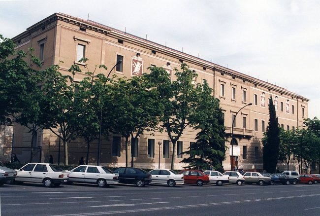 Lleida.- Biblioteca pública, edifici de l'antiga maternitat del S. XIX d'estil eclèctic de composició simètrica amb balconada central i diversos esgrafiats al primer pis (5/1996)