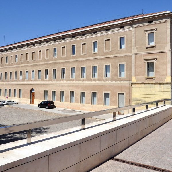 Lleida.- Biblioteca pública, edifici de l'antiga maternitat del S. XIX d'estil eclèctic de composició simètrica. Vista posterior sense elements decoratius (7/2011)
