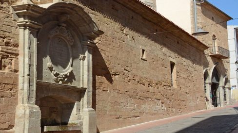 Lleida.- Parador de Lleida ubicat a l'antic convent barroc del Roser, S. XVII. La porta consta de tres arcades ogivals i en un extrem trobem la font del Roser (9/2018)