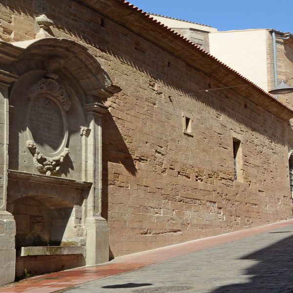 Lleida.- Parador de Lleida ubicat a l'antic convent barroc del Roser, S. XVII. La porta consta de tres arcades ogivals i en un extrem trobem la font del Roser (9/2018)