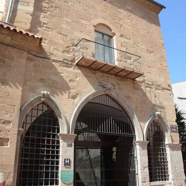 Lleida.- Parador de Lleida ubicat a l'antic convent barroc del Roser, S. XVII amb la portalada i finestres laterals gòtiques d'arc ogival (9/2018)