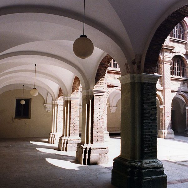 Lleida.- Parador de Lleida ubicat a l'antic convent barroc del Roser, S. XVII. Claustre barroc en una fotografia prèvia a la conversió en Parador (4/1992)