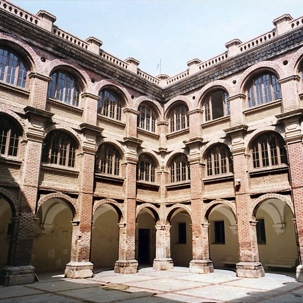 Lleida.- Parador de Lleida ubicat a l'antic convent barroc del Roser, S. XVII. Claustre barroc en una fotografia prèvia a la conversió en Parador (4/1992)