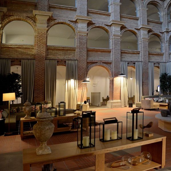 Lleida.- Parador de Lleida ubicat a l'antic convent barroc del Roser, S. XVII. Claustre barroc actual utilitzat com zona de descans del Parador (9/2018)