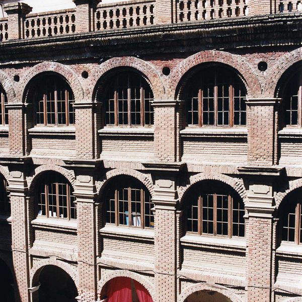 Lleida.- Parador de Lleida ubicat a l'antic convent barroc del Roser, S. XVII. Claustre barroc en una fotografia prèvia a la conversió en Parador (5/2000)