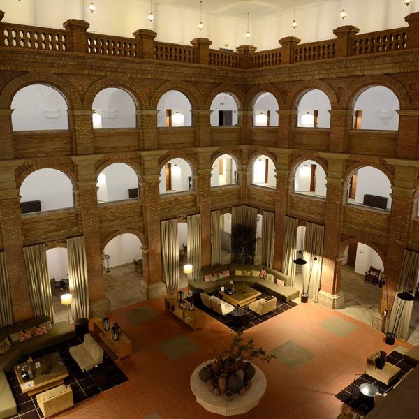 Lleida.- Parador de Lleida ubicat a l'antic convent barroc del Roser, S. XVII. Claustre barroc actual (9/2018)