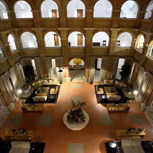 Lleida.- Parador de Lleida ubicat a l'antic convent barroc del Roser, S. XVII. Claustre barroc actual (9/2018)