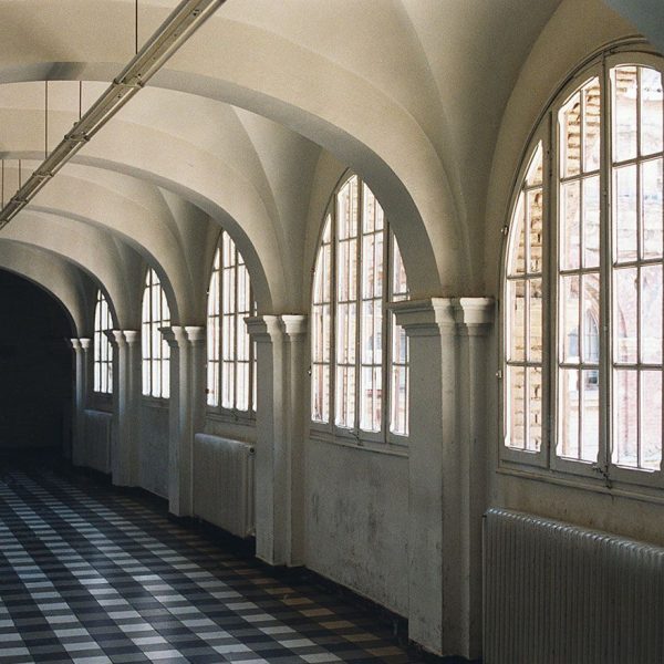 Lleida.- Parador de Lleida ubicat a l'antic convent barroc del Roser, S. XVII. Galeria del claustre amb les obertures envidriades anterior a la reforma (5/2000)