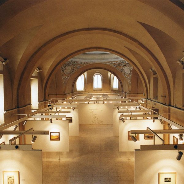 Lleida.- Parador de Lleida ubicat a l'antic convent barroc del Roser, S. XVII. Part superior de l'església utilitzada com sala d'exposicions anterior a la reforma (5/2000)