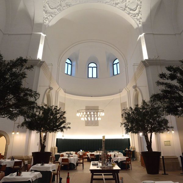 Lleida.- Parador de Lleida ubicat a l'antic convent barroc del Roser, S. XVII. Església barroca del S. XVIII convertida en menjador principal (9/2018)