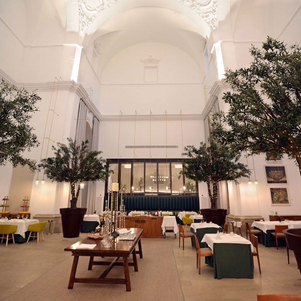 Lleida.- Parador de Lleida ubicat a l'antic convent barroc del Roser, S. XVII. Nau principal de l'església amb el creuer convertida en menjador (9/2018)