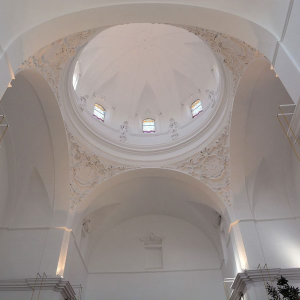 Lleida.- Parador de Lleida ubicat al convent del Roser, S. XVII. Cúpula sobre el creuer, a les petxines hi figuren els escuts de les quatre capitals catalanes (9/2018)