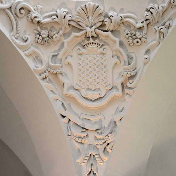 Lleida.- Parador de Lleida ubicat al convent del Roser, S. XVII. Petxina de la cúpula amb la representació de l'escut de Tarragona (9/2018)