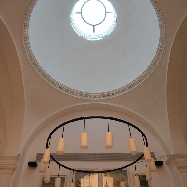 Lleida.- Parador de Lleida ubicat al convent del Roser, S. XVII. Capella lateral amb cúpula de l'església convertida en menjador (9/2018)