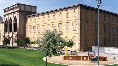 Lleida.- Universitat que ocupa el Seminari Vell del S. XX d'estil historicista. La façana amb dos cossos simètrics estan units a una torre central sobresortida (5/2000)