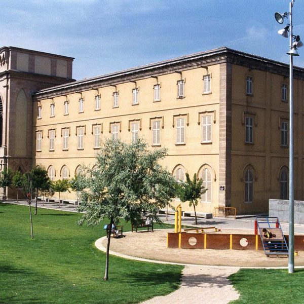 Lleida.- Universitat que ocupa el Seminari Vell del S. XX d'estil historicista. La façana amb dos cossos simètrics estan units a una torre central sobresortida (5/2000)