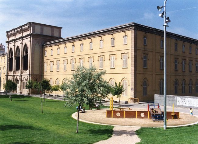 Lleida.- Universitat que ocupa el Seminari Vell del S. XX d'estil historicista. La façana amb dos cossos simètrics estan units a una torre central sobresortida (5/2000)