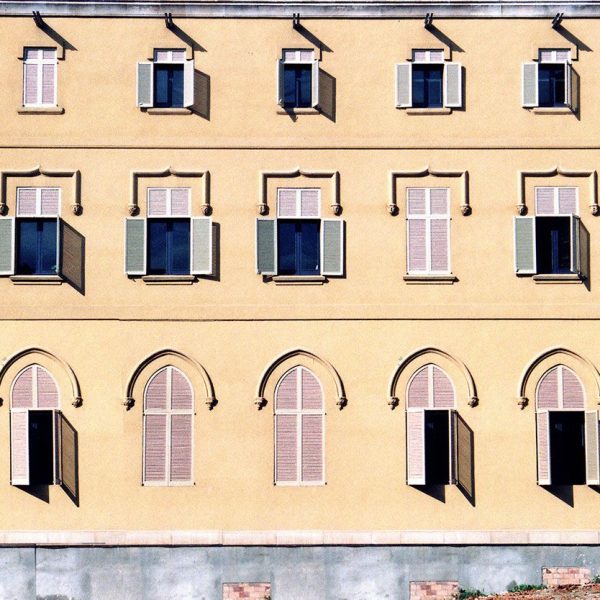 Lleida.- Universitat que ocupa el Seminari Vell del S. XX d'estil historicista. Cos lateral de tres plantes amb finestres d'estils diferenciats per planta (5/2000)