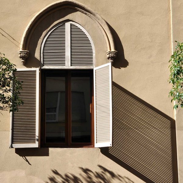 Lleida.- Universitat que ocupa el Seminari Vell del S. XX d'estil historicista. Planta baixa de finestres apuntades amb guardapols assentades sobre mènsules (7/2011)