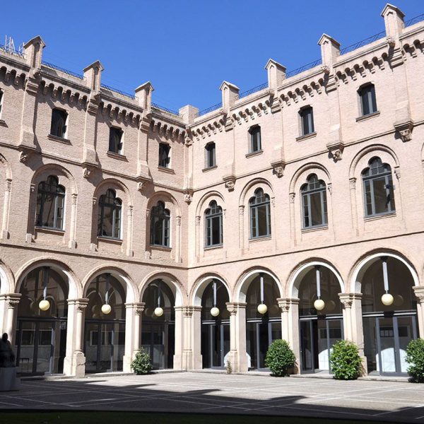Lleida.- Universitat que ocupa el Seminari Vell del S. XX d'estil historicista. Claustre format per galeries d'arc de mig punt i finestres diferenciades per plantes (7/2011)