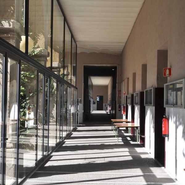 Lleida.- Universitat que ocupa el Seminari Vell del S. XX d'estil historicista. Ala del claustre (7/2011)