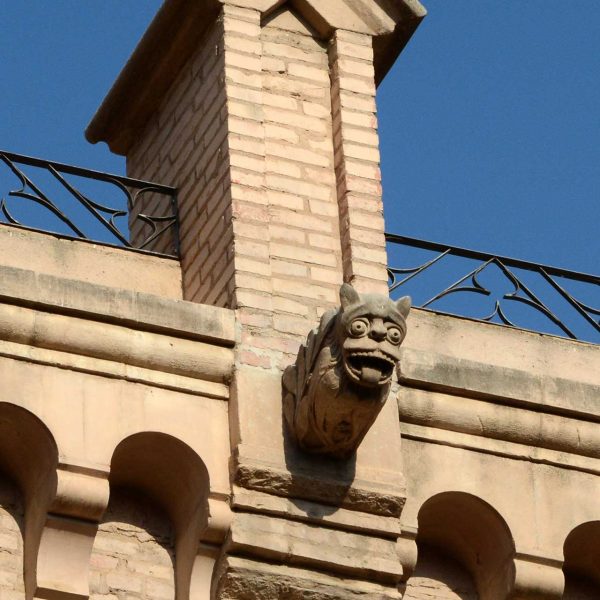 Lleida.- Universitat que ocupa el Seminari Vell. Torres amb gàrgoles que coronen les pilastres adossades al mur sostingudes sobre mènsules (7/2011)