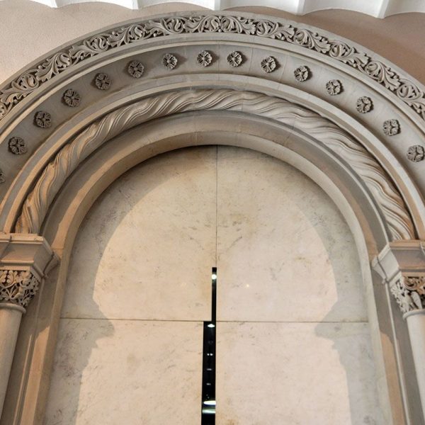 Lleida.- Universitat que ocupa el Seminari Vell. Portalada de l'antiga capella d'arcs en degradació convertida en la cafeteria de la universitat (7/2011)